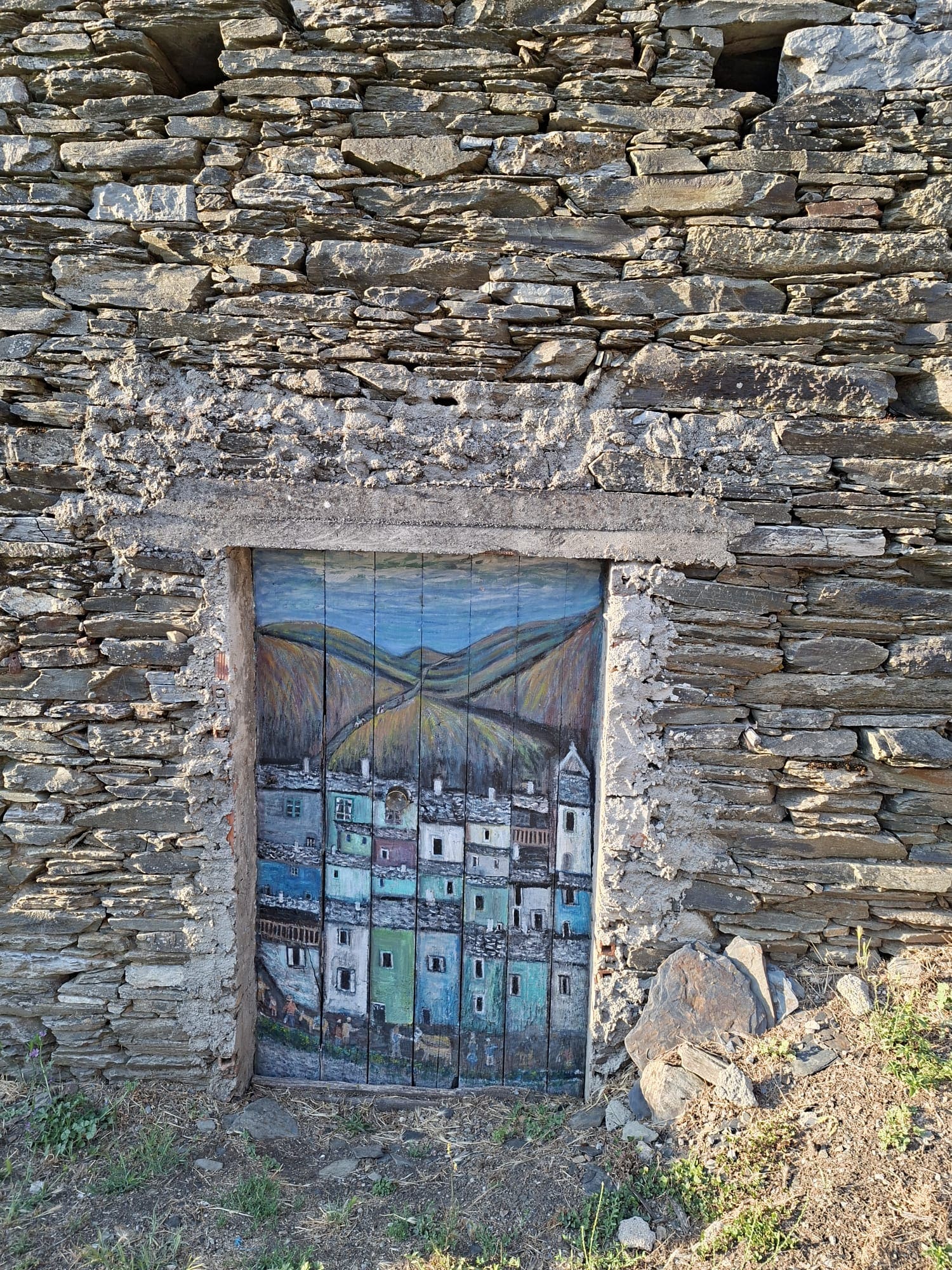 Puerta de una casa rural pintada con dibujos tradicionales en Parada, Serra do Courel